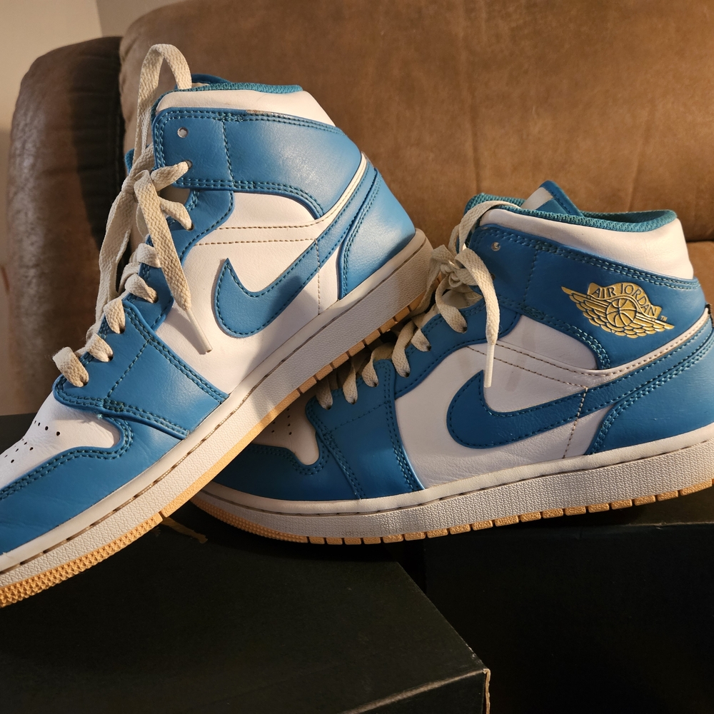 Nike Air Jordan 1 Mid in Celestial Gold and White - Picture 3 of 5